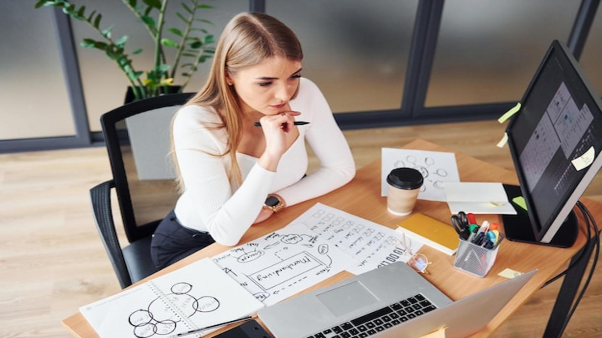 Ile zarabia projektant mody?